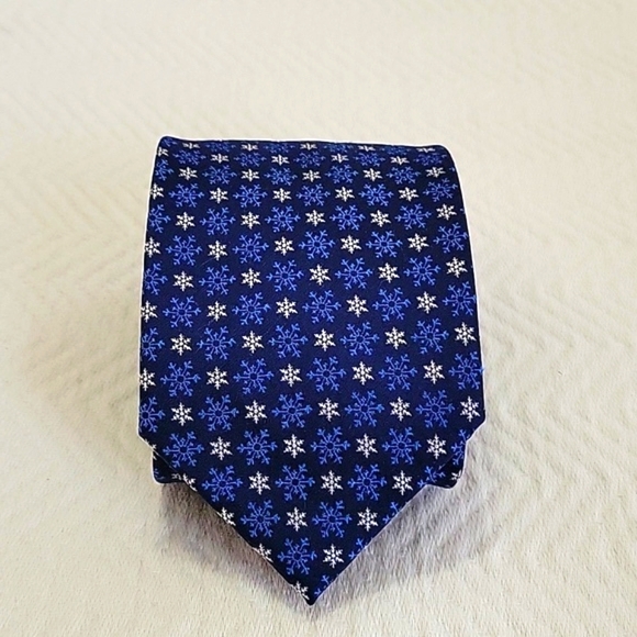 Hallmark Holiday Traditions Snowflake Tie - Picture 1 of 5